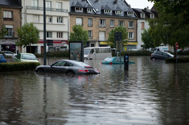 Porsche-911-flooded-france-1.jpg