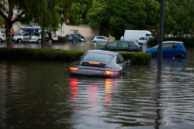 Porsche-911-flooded-france.jpg