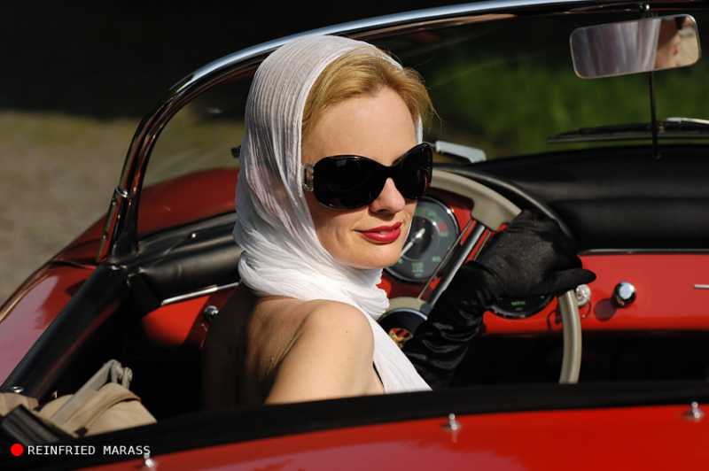 Vrouw-in-klassieke-rode-porsche.jpg