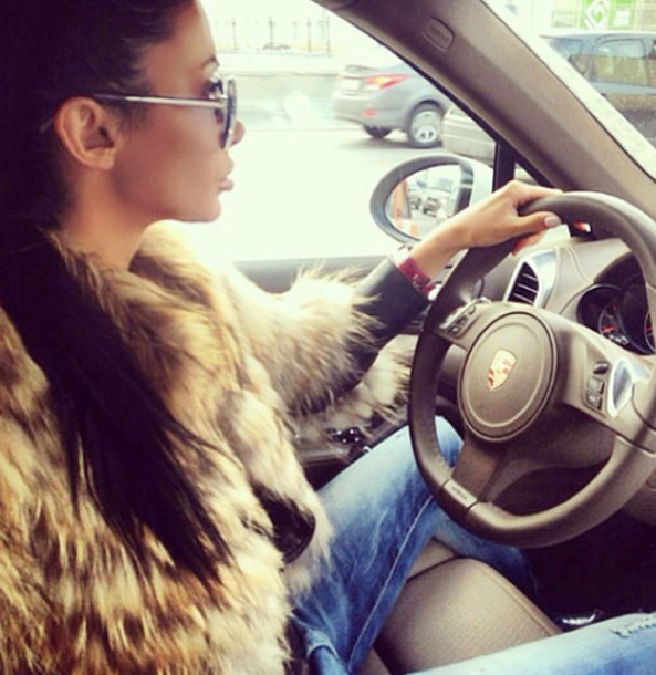 rxj3k6-l-610x610-jacket-car-driving-cayenne-luxury-woman-brunette-hair-fur+coat-fur+jacket-fur-porsche-sunglasses-pants.jpg