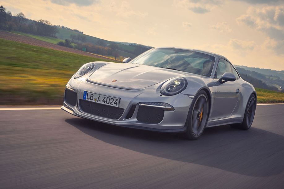 Porsche-911R-front-three-quarter-in-motion-41.jpg