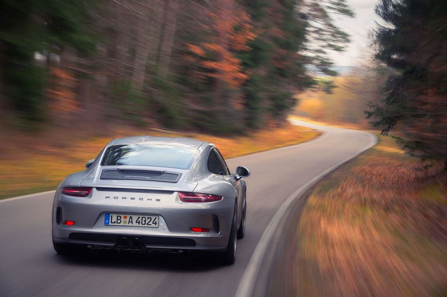 Porsche-911R-rear-view-in-motion-12.jpg