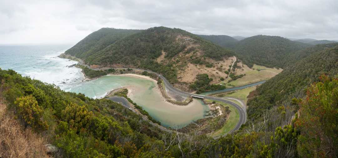 Great_Ocean_Road,_Lorne,_Australia_-_Feb_2012.jpg