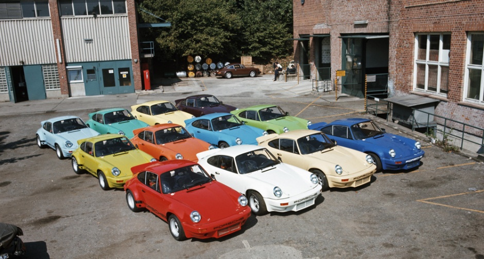 hdk-1329_1_im-hof-vom-werk-1-in-zuffenhausen-stehen-12-911-carrera-rsr-30-fur-das-iroc-international-race-of-cham.jpg