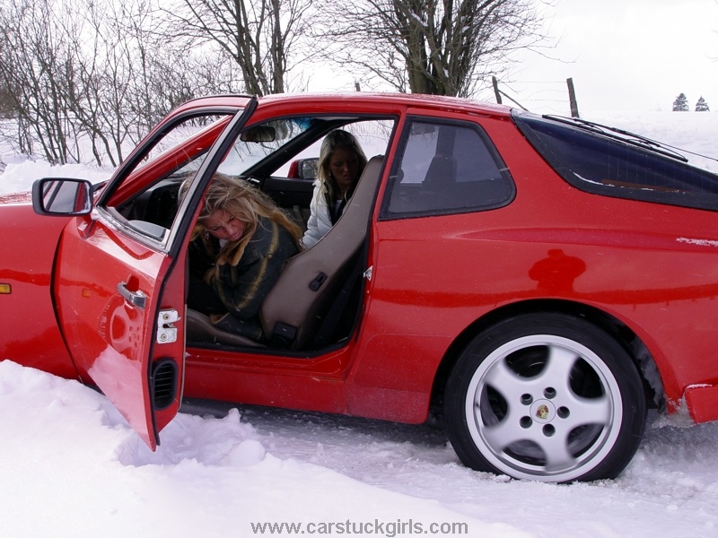 porsche_944_girls_snow_stuck_009.jpg