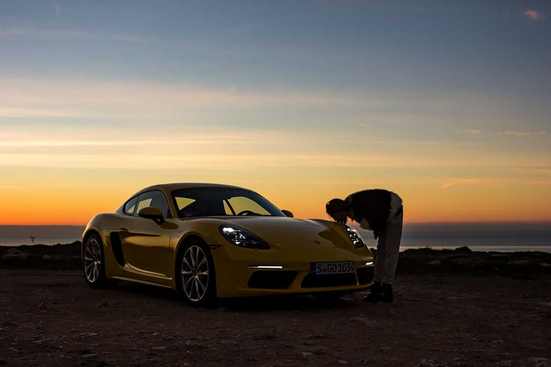 Porsche-718-Cayman-yellow-03.jpg